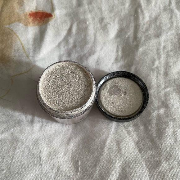 MAC Pigment in Frost - Picture 3 of 3